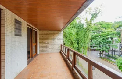 Cobertura com três suítes e amplo terraço com piscina, no petrópolis