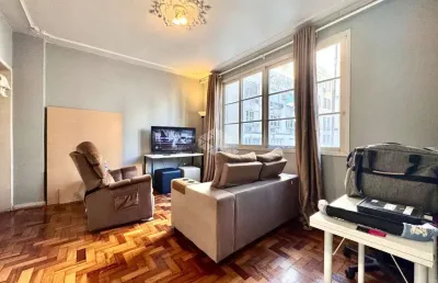 Apartamento com dois quartos, em andar alto, no centro histórico