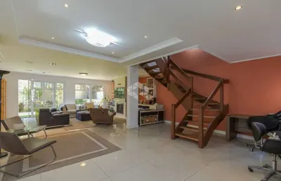 Casa em condomínio com 400,29m², quatro suítes e cinco vagas