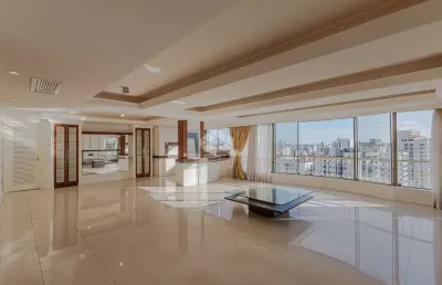Apartamento com 179 m² e três vagas, junto ao parcão