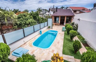 Casa de 300m² com 4 dormitórios, sendo 1 suíte, 4 banheiros e 2 vagas