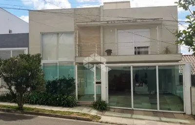 Casa com 190m² e amplo pátio com piscina, no verdes campos