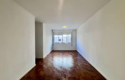 Apartamento com três quartos, vaga e elevador, no petrópolis