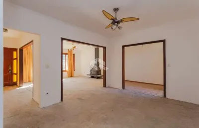 Casa ampla com pátio nos fundos e na frente, no coração do três figueiras