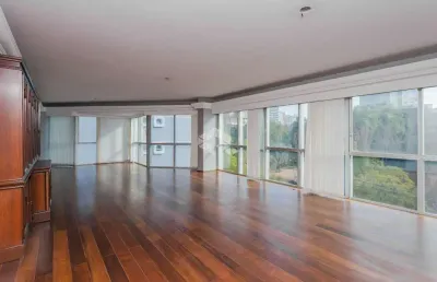 Apartamento com 244m², em frente a praça mauricio cardoso.