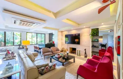 Apartamento com três suítes no coração do petrópolis
