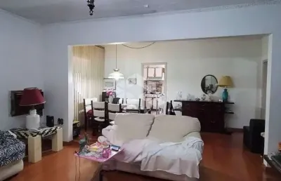 Casa térrea, 4 quartos sendo suíte, com lareira na sala, garagem para 4 carros, churrasqueira e deposito no jardim lindóia