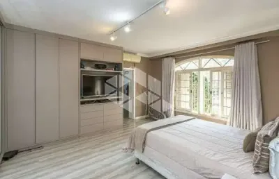 Casa com 5 quartos sendo 3 suítes c closet e uma master 420 área construída, piscina jardim lindóia