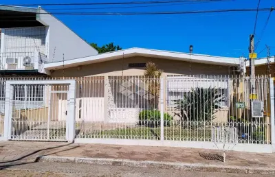 Casa com 3 quartos sendo uma suíte, cozinha, churrasqueira, placa solar. otima posição solar