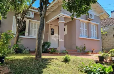 Casa com 3 dormitórios, pátio e vagas para 2 carros no jardim lindóia