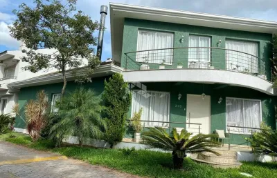 Casa em  condomínio, com 4 suítes, vagas para 4 carros, na zona norte.