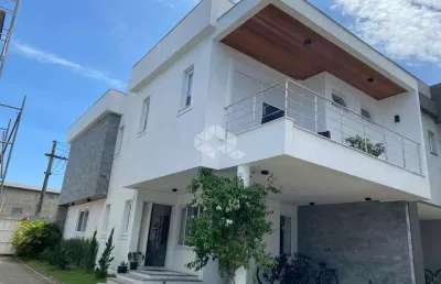 Alto padrão em condomínio fechado no ecoville com 3 suítes e pátio privativo