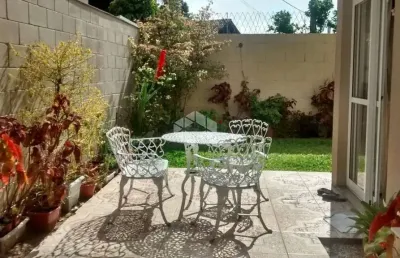 Sobrado em ótima localização com 3 dormitórios, 1 suíte e 2 vagas