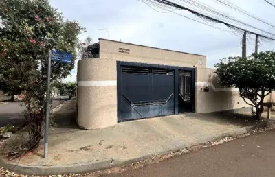 Casa com três quartos no jd. novo jardim stábile - em birgui