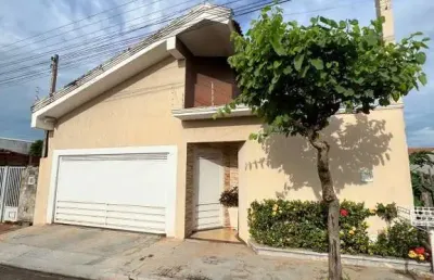 Espetacular casa à venda em birigüi-sp, residencial jardim do trevo: 3 quartos, 1 suíte, 2 salas, 3 banheiros, 2 vagas, 240,17 m²!
