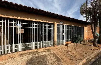 Casa a venda no bairro pedro marin berbel com terreno de 250m² e 176m² de construção.