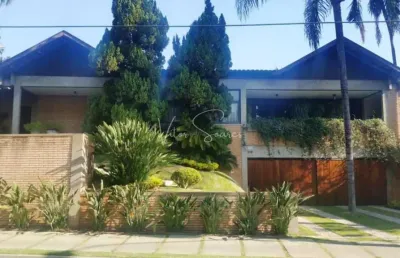 Casa à venda próxima ao centro de birigui, com 3 quartos (1 suíte), 3 salas, amplo terreno, ideal para residência ou clínica de saúde.