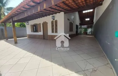 Excelente casa próximo ao shopping de cabo frio.  composta por 4 quartos sendo 3 suítes, uma suíte com hidromassagem,  duas salas, 1 lavabo 4 banheiro