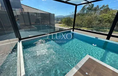Residência moderna com piscina aquecida e 3 suítes em condomínio exclusivo para locação