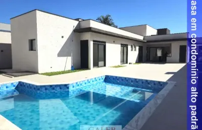 Casa térrea no condomínio figueira gardem em atibaia com 3 suítes e piscina.