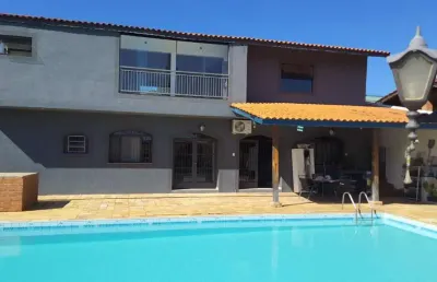Casa com ampla piscina em um terreno com 1.010m² no bairro jardim estância brasil em atibaia!!