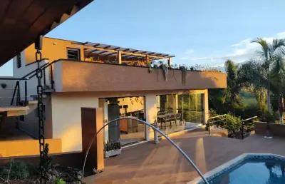Casa estilo chácara à venda em um condomínio fechado!
