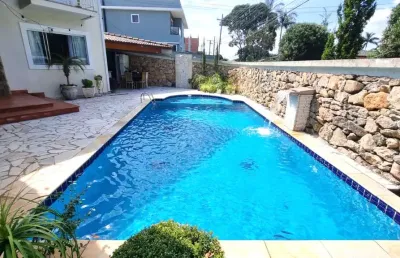 Sobrado com piscina pertinho da al. lucas à venda, com 3 quartos (1 suíte)