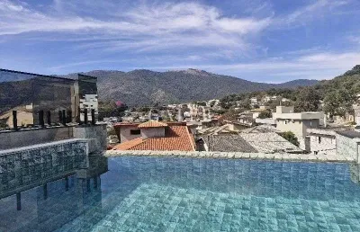 Casa térrea diferenciada com piscina de borda infinita, sauna, área goumert ,3 quartos