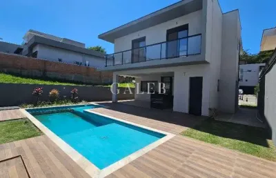Sobrado à venda em condomínio com 3 suítes e piscina