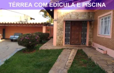 Térrea com edícula e piscina, bairro alto padrão, numa rua tranquila.