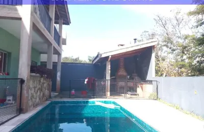 Casa  em condomínio fechado com 3 dormitórios, sendo 2 suítes, com 300m²