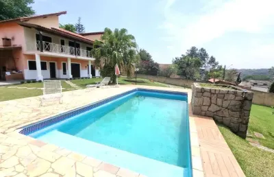 Casa/chácara com 2000m² de terreno e com 06 dormitórios sendo 03 suítes