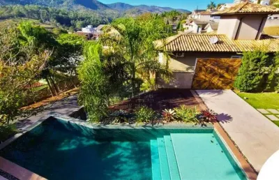 Residência alto padrão em condomínio com vista privilegiada para pedra grande