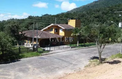 Casa térrea com 4 dormitórios, 1089m2 de terreno, bem localizada em atibaia-sp