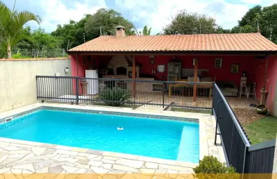 Linda casa com piscina  em bairro próximo ao centro em atibaia