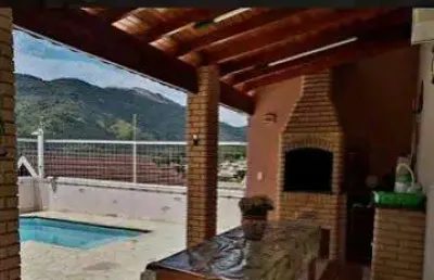 Lindo sobrado em uma ótima localização com piscina!