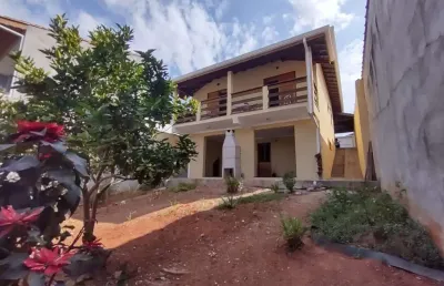 Casa térrea à venda com bastante espaço, 03 quartos sendo um suíte, 200m² construído