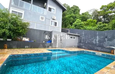 Sobrado diferenciado e muito bonito à venda, 4 quartos (sendo 2 suítes), piscina, terreno de 470m²