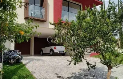 Casa de alto padrão em condomínio terras de atibaia i  3 suítes  2 salas  4 banheiros  300m²  atibaia-sp.