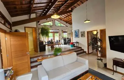 Casa rústica e moderna ao mesmo tempo em condomínio dentro da cidade