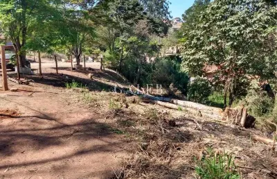Terreno com declive, 574 metros, frente 38 metros, ótima localização