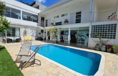 Sobrado à venda com 5 suítes e com vista para pedra grande