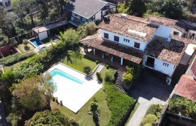 Magnífica casa à venda em atibaia, com 04 quartos, 5 salas, piscina, 1598m2, natureza maravilhosa, bairro nobre.