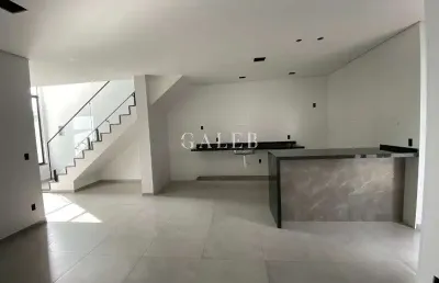 Sobrado com 3 quartos, 3 vagas, quintal com possibilidade de piscina