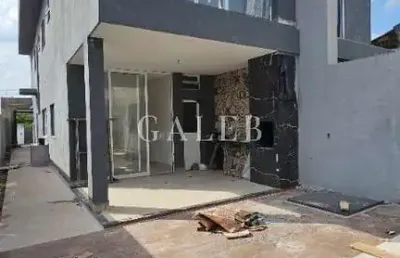 Sobrado à venda com 3 suítes, piscina e 186m² de área construída