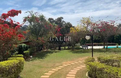 Deliciosa chácara à venda em atibaia-sp no jardim estância brasil: 5 suítes, 2 salas, piscina, área gourmet, campo de futebol, terreno de 2.704m²!