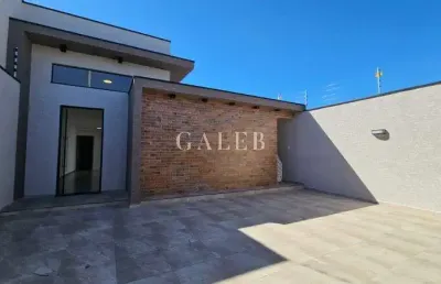 Casa térrea, 3 quartos, 2 vagas de garagem, próxima de comércios