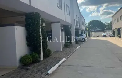 Sobrado à venda em condomínio com 2 suítes amplas, piscina no condomínio