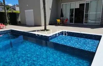 Casa alto padrão à venda com 4 suítes em condomínio clube