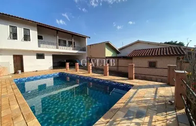 Casa à venda no jardim dos pinheiros com amplo terreno: 02 quartos, piscina, 8 vagas de garagem, 209m² área construída. imperdível!